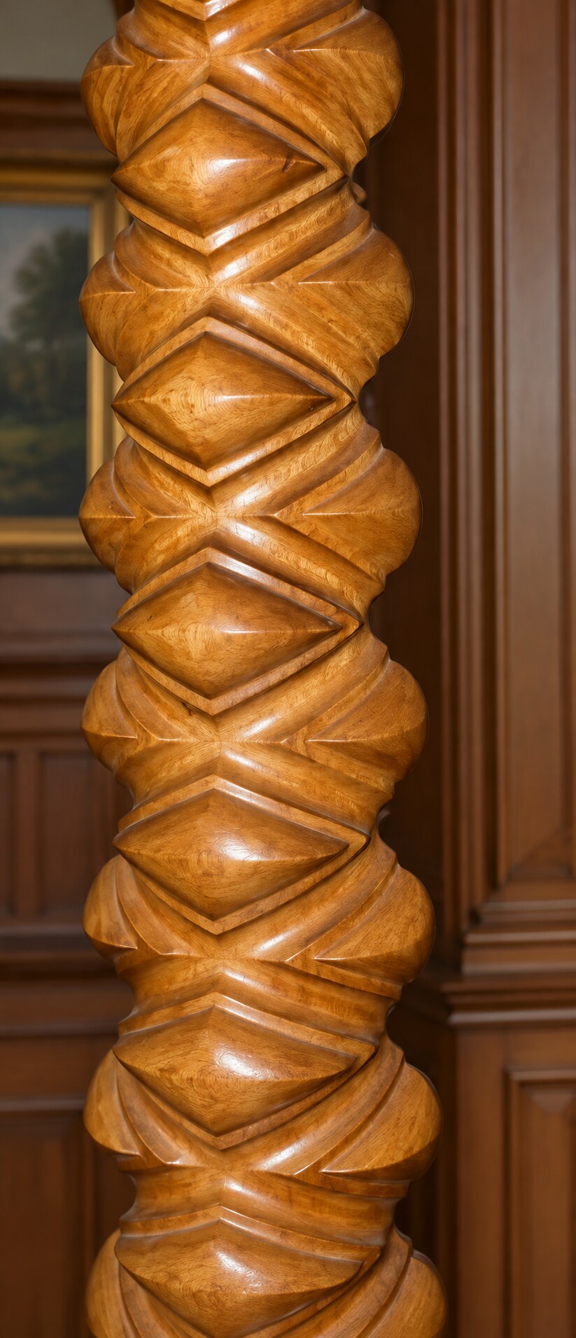 Columna de madera trabajada con forma helicoidal